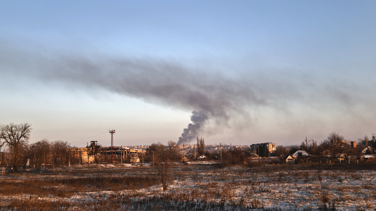 Füst száll a magasba a kelet-ukrajnai Donyecki területen fekvő Szoledarban, ahol heves összecsapások zajlanak az ukrán és az orosz erők között 2023. január 8-án.