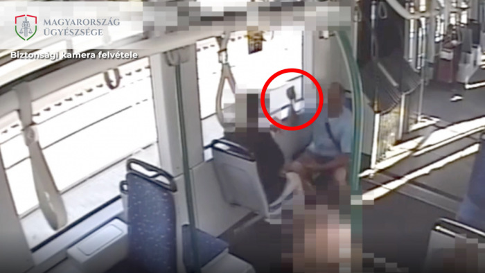Döbbenetes videón, ahogy rátámadnak egy külföldi nőre a 6-os villamoson