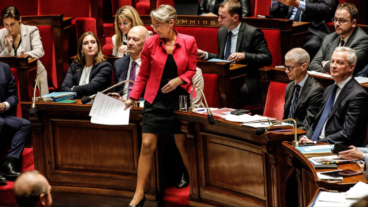 Élisabeth Borne francia miniszterelnök a pulpitushoz megy a nemzetgyűlés párizsi üléstermében a kormány ellen a baloldali szövetség, a NUPES, illetve a jobboldali Nemzeti Tömörülés párt által beterjesztett bizalmatlansági indítványok vitája alatt, 2022. október 24-én. Az indítványokat a parlament elutasította.