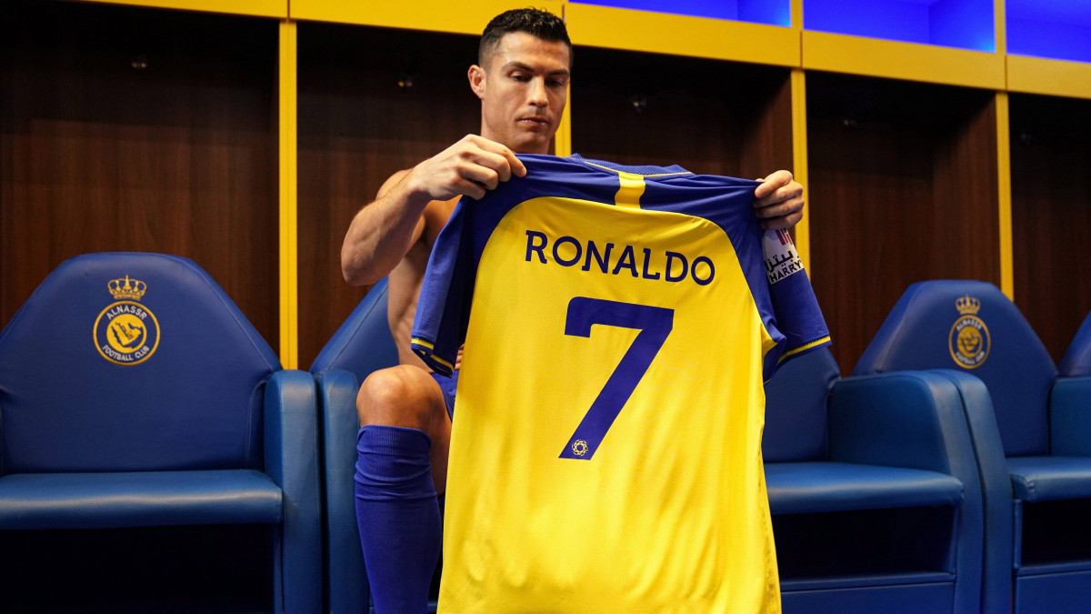 Az an-Naszr szaúdi labdarúgóklub által 2023. január 4-én közreadott felvétel Cristiano Ronaldo portugál futballcsillagról, amint a mezét fogja a hivatalos bemutatója előtt Rijádban 2023. január 3-án. Az ötszörös aranylabdás, 37 éves Ronaldo 2022. december 30-án két évre a szaúdi klubhoz szerződött.