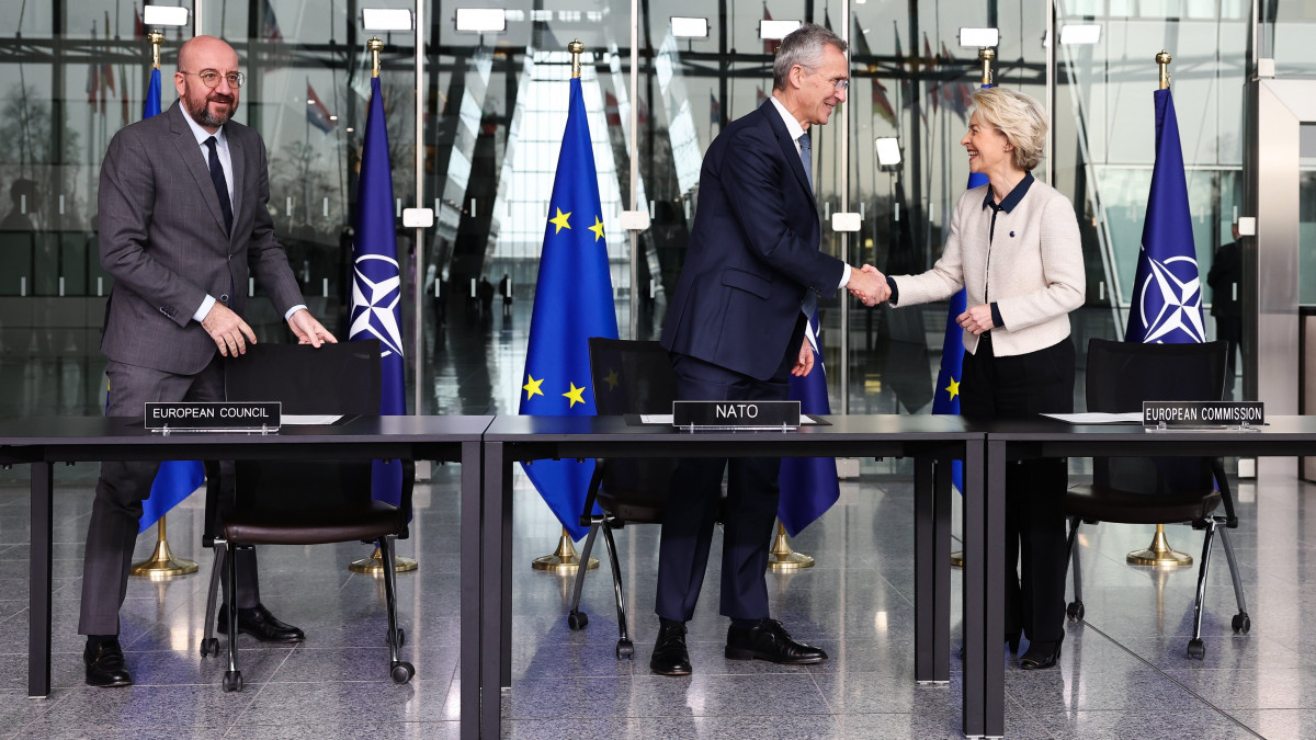 Charles Michel, az Európai Tanács elnöke, Jens Stoltenberg NATO-főtitkár és Ursula von der Leyen, az Európai Bizottság elnöke (b-j), amint együttműködési megállapodást írnak alá a védemi szervezet brüsszeli székházában 2023. január 10-én.