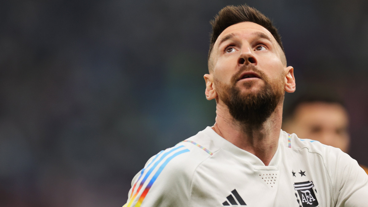 Az argentin Lionel Messi a katari labdarúgó-világbajnokság Horvátország-Argentína elődöntő mérkőzése előtt a Loszaíl Stadionban 2022. december 13-án.