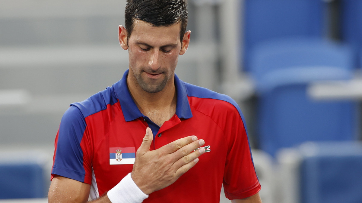 A szerb Novak Djokovic a spanyol Alejandro Davidovich Fokina elleni játszma után a világméretű koronavírus-járvány miatt 2021-re halasztott 2020-as tokiói nyári olimpia teniszbajnoksága férfi egyesének nyolcaddöntőjében az Ariake Teniszparkban 2021. július 28-án. Djokovic 6:3, 6:1 arányban győzött és a negyeddöntőbe jutott.