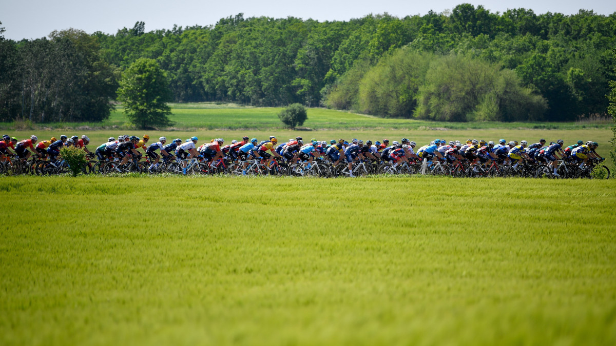 A 43. Tour de Hongrie országúti kerékpáros körverseny mezőnye a második, 192 kilométeres Karcag - Hajdúszoboszló szakaszon Tiszaigar közelében 2022. május 12-én.