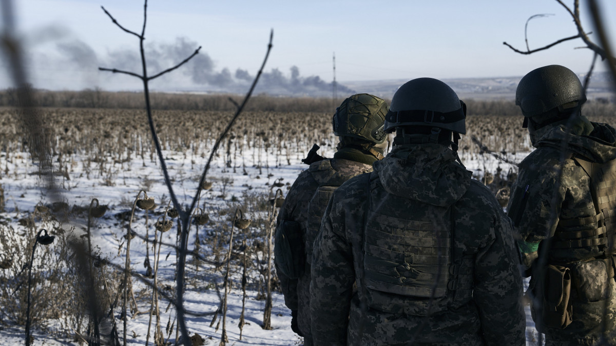 Ukrán katonák a kelet-ukrajnai Donyec-medencében levő Szoledár határában 2023. január 11-én. Bahmut és Szoledár város térsége az utolsó olyan terület Donyeck megyében, amely még ukrán ellenőrzés alatt áll, és hónapok óta ádáz harcokat folytatnak érte az orosz és az ukrán erők.