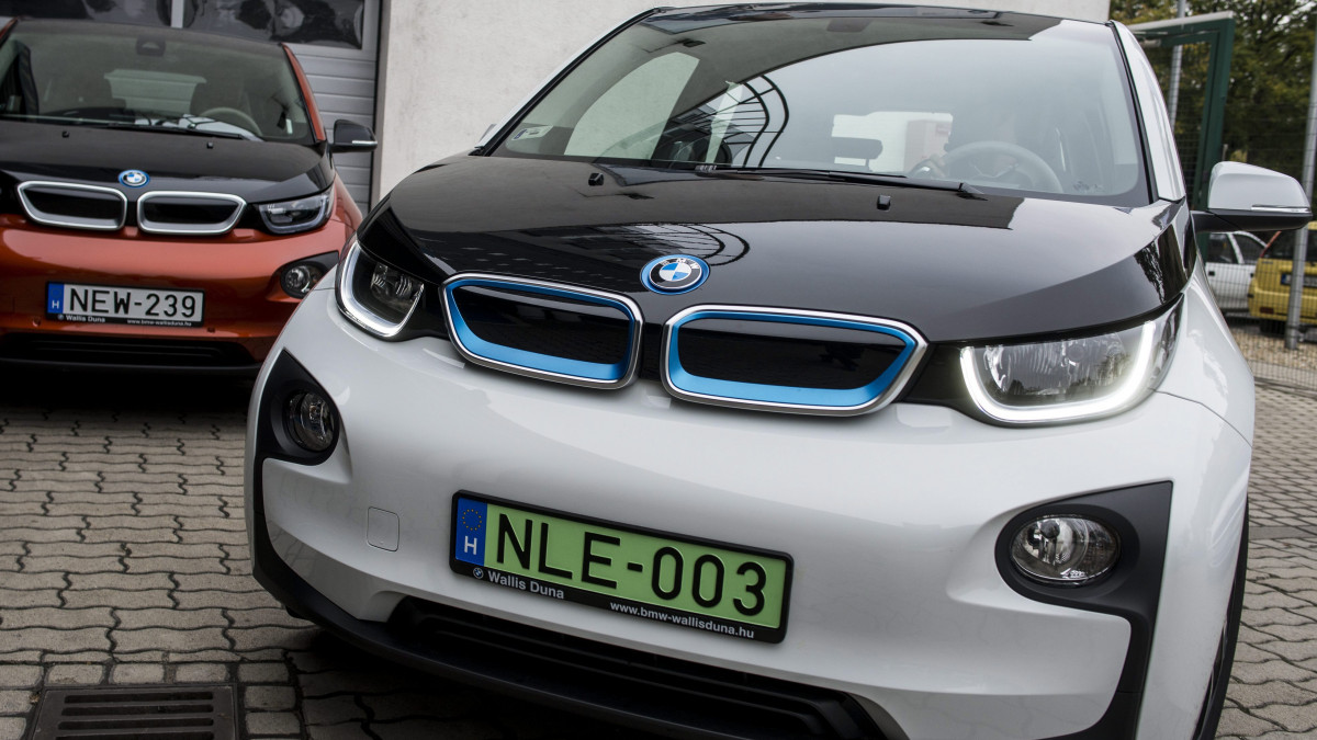 A zöld rendszámot elsőként megkapó (de nem az egyes sorszámú) BMW i3 elektromos meghajtású személygépkocsi a Wallis Duna Kft. telephelyén Budapesten 2015. október 13-án. A rendszámmal az elektromos autóknak járó kedvezményeket is igénybe lehet majd venni.