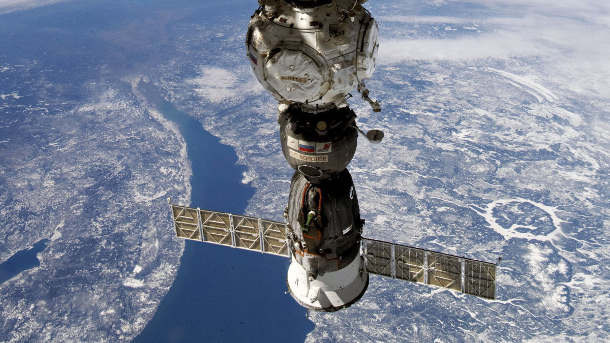 Szergej Korszakov orosz kozmonauta által készített és a Roszkozmosz orosz űrügynökség által 2022. december 15-én közreadott kép a Föld körül keringő Nemzetközi Űrállomás (ISS) Szojuz moduljáról. Az amerikai űrkutatási hivatal, a NASA és az orosz űrügynökség szivárgás miatt lemondta Szergej Prokopjev és Dmitrij Petelin orosz űrhajós december 14-re tervezett űrsétáját az űrállomás körül. Az orosz űrhajósoknak korábban, november 25-én már le kellett mondaniuk egy űrsétát, akkor az űrruhájukkal kapcsolatban merült fel gond.