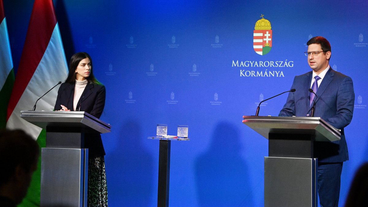 Gulyás Gergely Miniszterelnökséget vezető miniszter és Szentkirályi Alexandra kormányszóvivő a Kormányinfó sajtótájékoztatón a Miniszterelnöki Kabinetiroda épületében 2023. január 12-én.