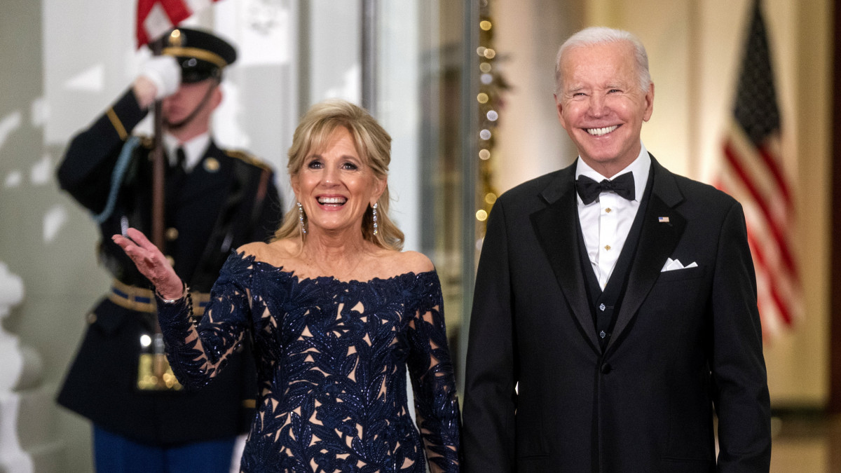 Joe Biden amerikai elnök és felesége, Jill Biden az Emmanuel Macron francia elnök tiszteletére adott állami díszvacsorára érkezik a washingtoni Fehér Házban 2022. december 1-jén. Emmanuel Macron államfőként másodszor tesz hivatalos látogatást az Egyesült Államokban.