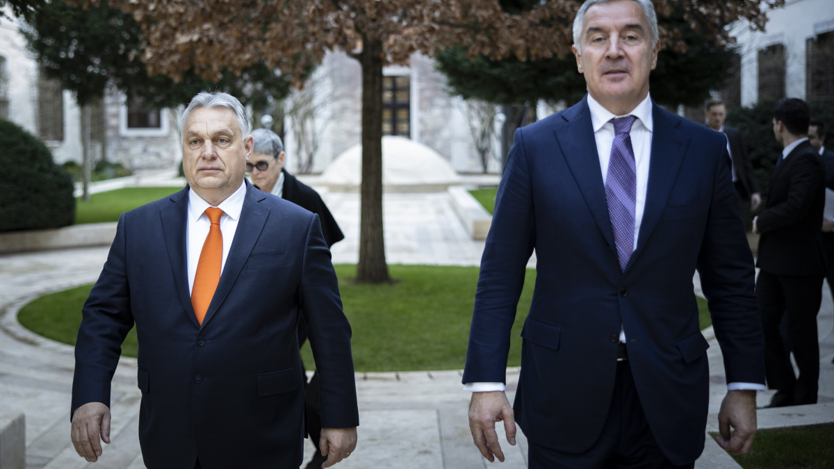 A Miniszterelnöki Sajtóiroda által közreadott képen Orbán Viktor kormányfő (b) munkalátogatáson fogadja Milo Djukanovicsot, Montenegró köztársasági elnökét a Karmelita kolostorban 2023. január 12-én.