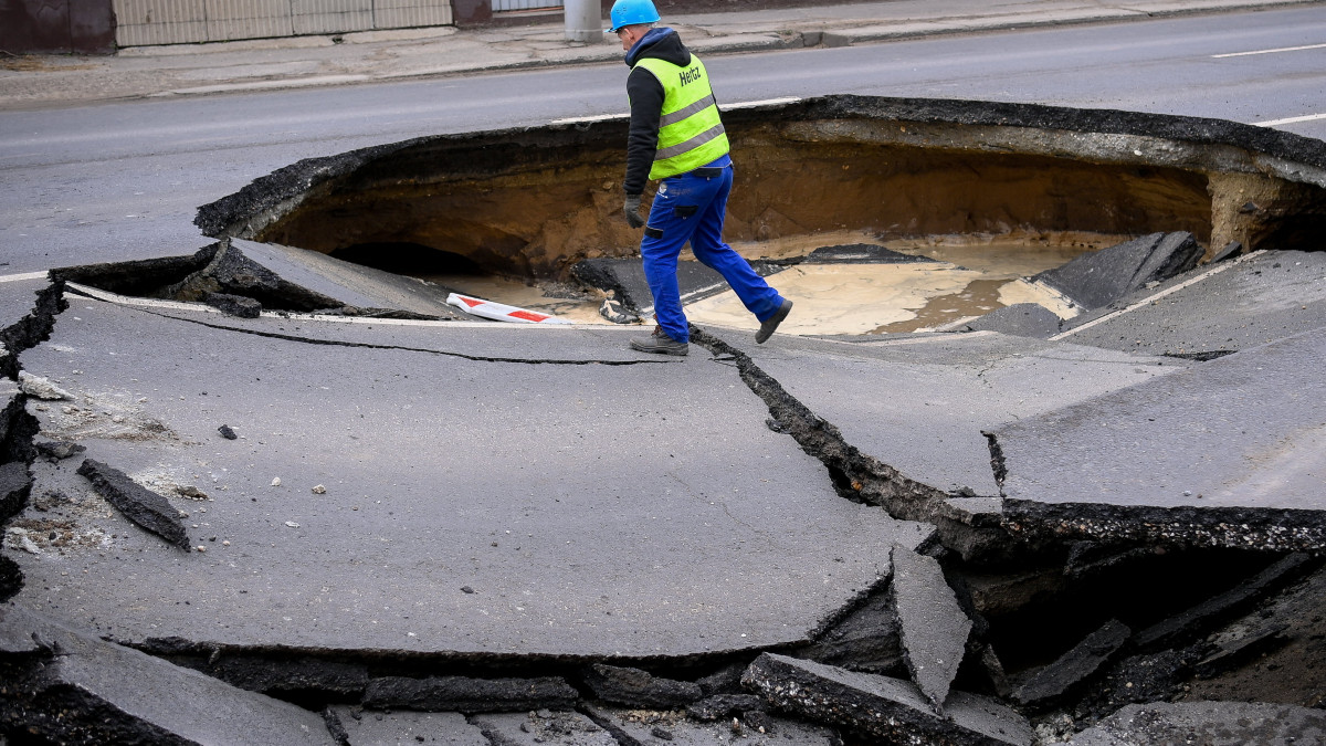 Csőtörés miatt beszakadt útburkolat a debreceni Rakovszky Dániel utcában 2023. január 12-én.