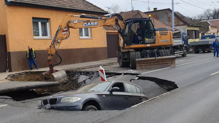 Beszakadt az úttest egy autó alatt Debrecenben – videó, fotók