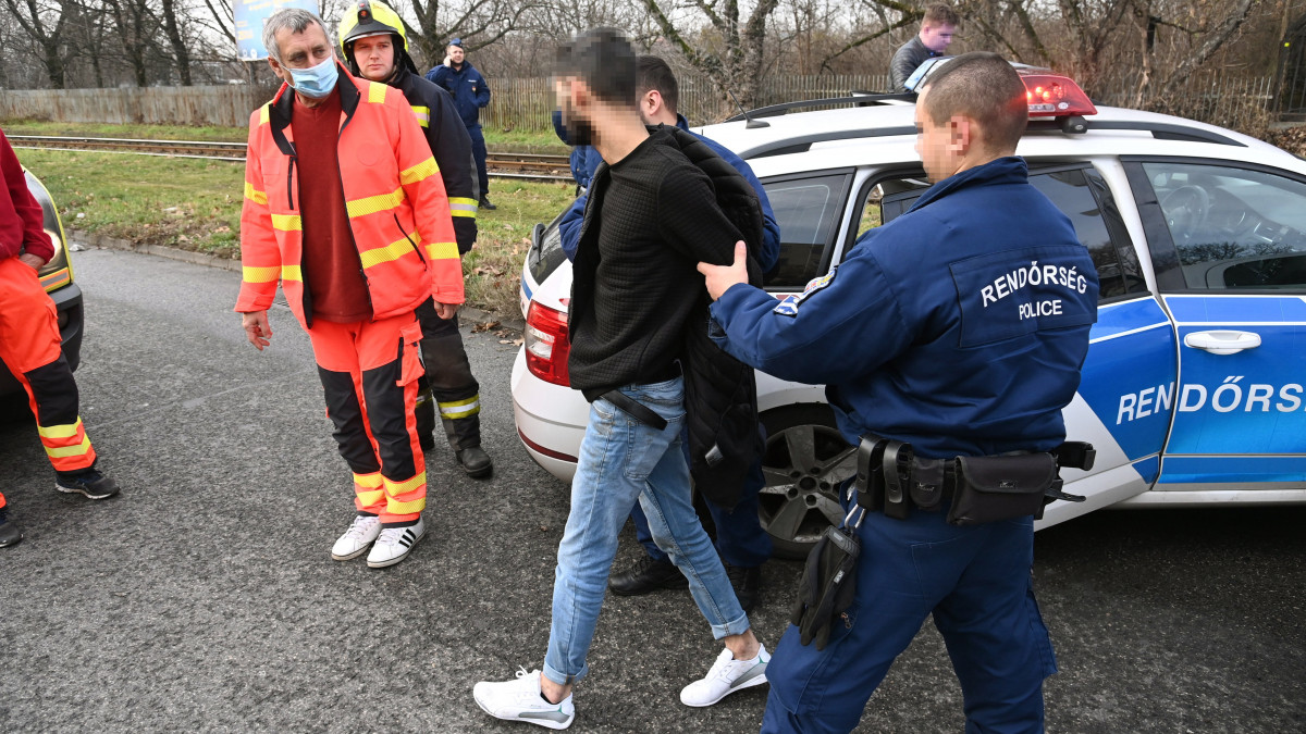 Rendőrök elvezetnek egy férfit, akit elfogtak Budapesten, a IX. kerületben 2023. január 12-én. A rendőrök elől menekülő autós két parkoló autónak, majd villanyoszlopnak ütközött. Az Epreserdő utcában oszlopnak csapódó autóba hajtott a mögötte haladó járőrautó is. Kőbányai rendőrök igazoltatni akarták a személygépkocsi vezetőjét a X. kerületi Száva utcában, mert arról érkezett bejelentés, hogy a férfi egy nőt üldöz. Az autós a rendőri jelzést figyelmen kívül hagyva elhajtott, a rendőrök fényjelzést és szirénát használva követték.