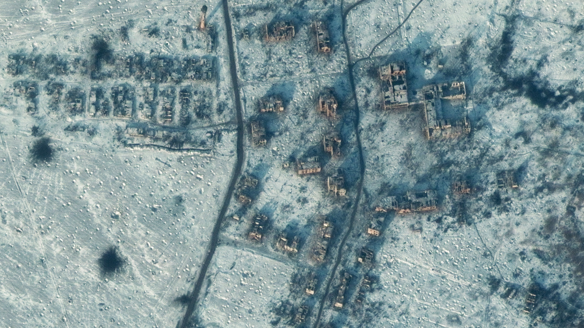 A Maxar Technologies 2023. január 10-én közreadott műholdfelvétele harcokban megrongálódott épületekről a kelet-ukrajnai Donyecki területen fekvő Szoledarban, ahol heves összecsapások zajlanak az ukrán és az orosz erők között. A hótakarón levő sötét foltok lövedékek okozta kráterek a talajban.