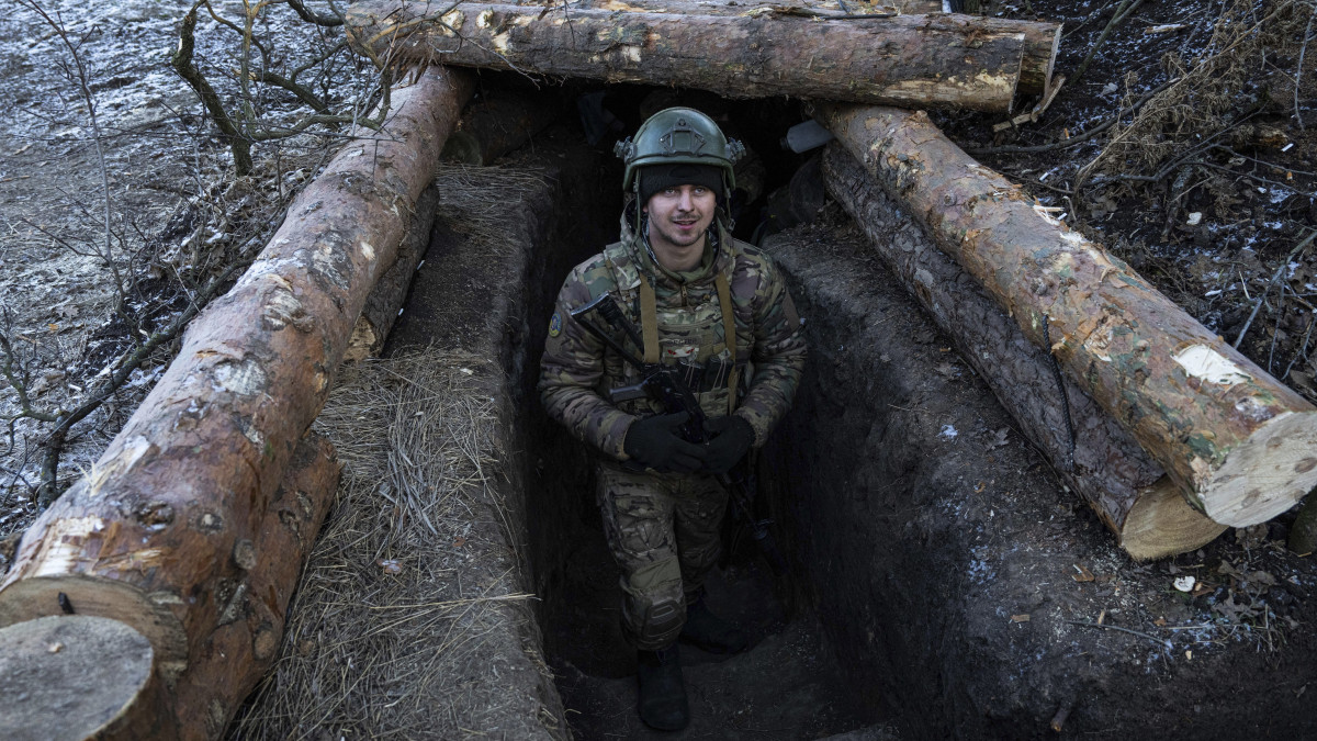 Ukrán katona áll egy lövészárokban a kelet-ukrajnai Donyec-medencében levő Bahmutban 2023. január 11-én. Bahmut és Szoledár város térsége az utolsó olyan terület Donyeck megyében, amely még ukrán ellenőrzés alatt áll, és hónapok óta ádáz harcokat folytatnak érte az orosz és az ukrán erők.
