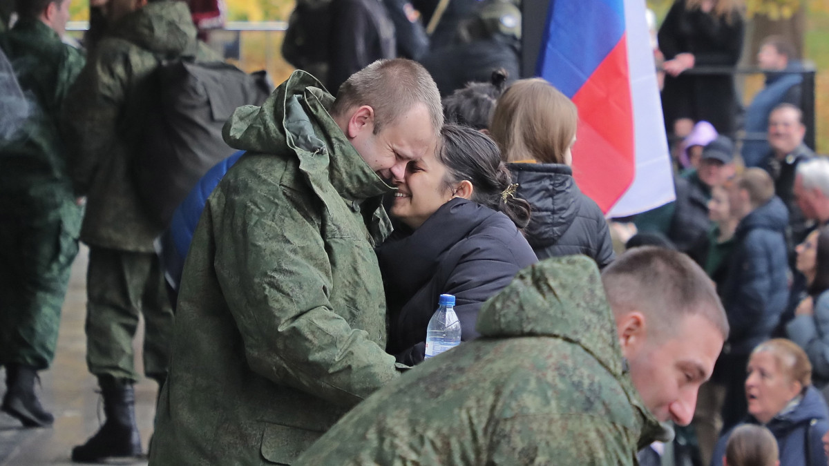 Újoncok szeretteiktől búcsúznak egy moszkvai sorozóirodánál 2022. október 6-án. Az Ukrajna elleni háború miatt Vlagyimir Putyin orosz elnök szeptember 21-én részleges mozgósítást rendelt el, ez a védelmi minisztérium szerint mintegy 300 ezer embert érint Oroszországban.