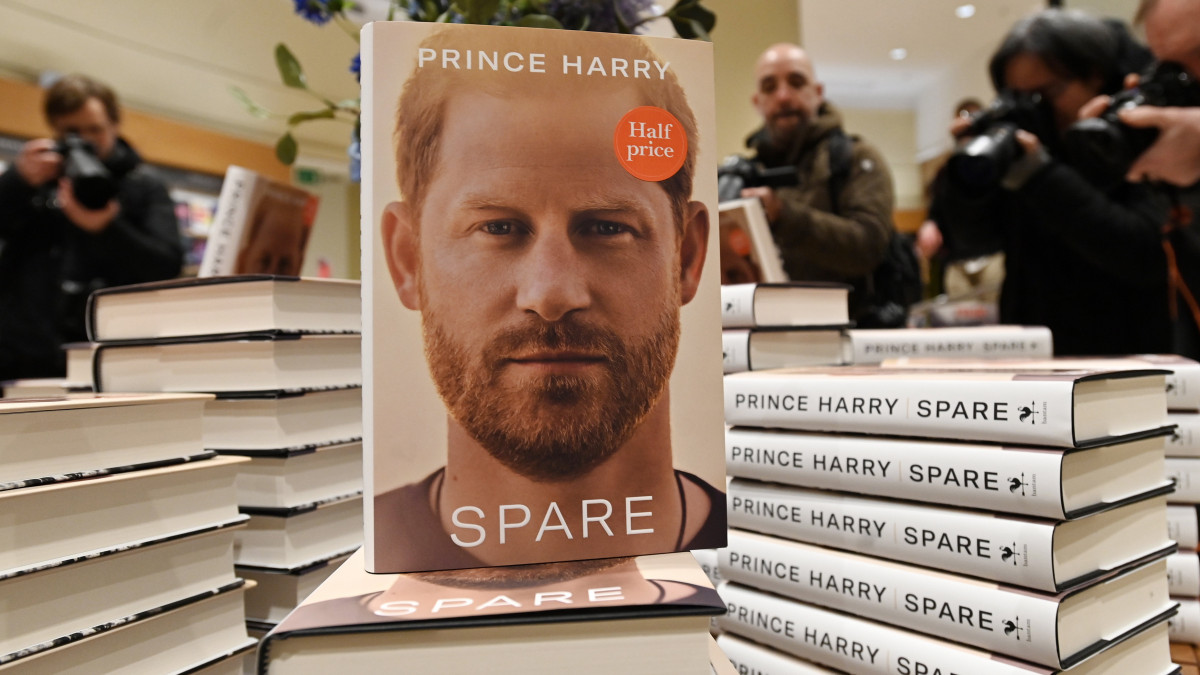 Harry herceg, III. Károly brit király másodszülött fia Spare (Tartalék) című emlékiratának kötetei egy londoni könyvesboltban 2023. január 10-én, miután éjféltől megkezdték a könyv árusítását.