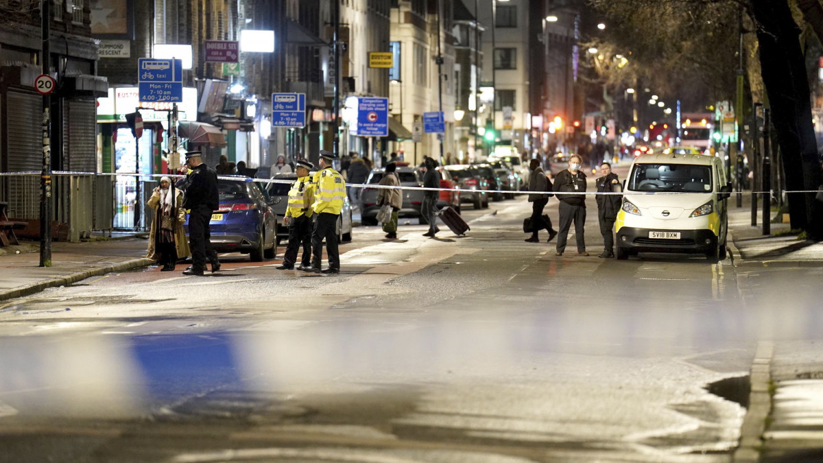 Rendőrök a londoni helyszín közelében 2023. január 14-én, miután egy autóból járókelőkre lőttek a brit főváros Camden negyedében. Négy nő és két kislány megsebesült, az egyik gyermek életveszélyesen.