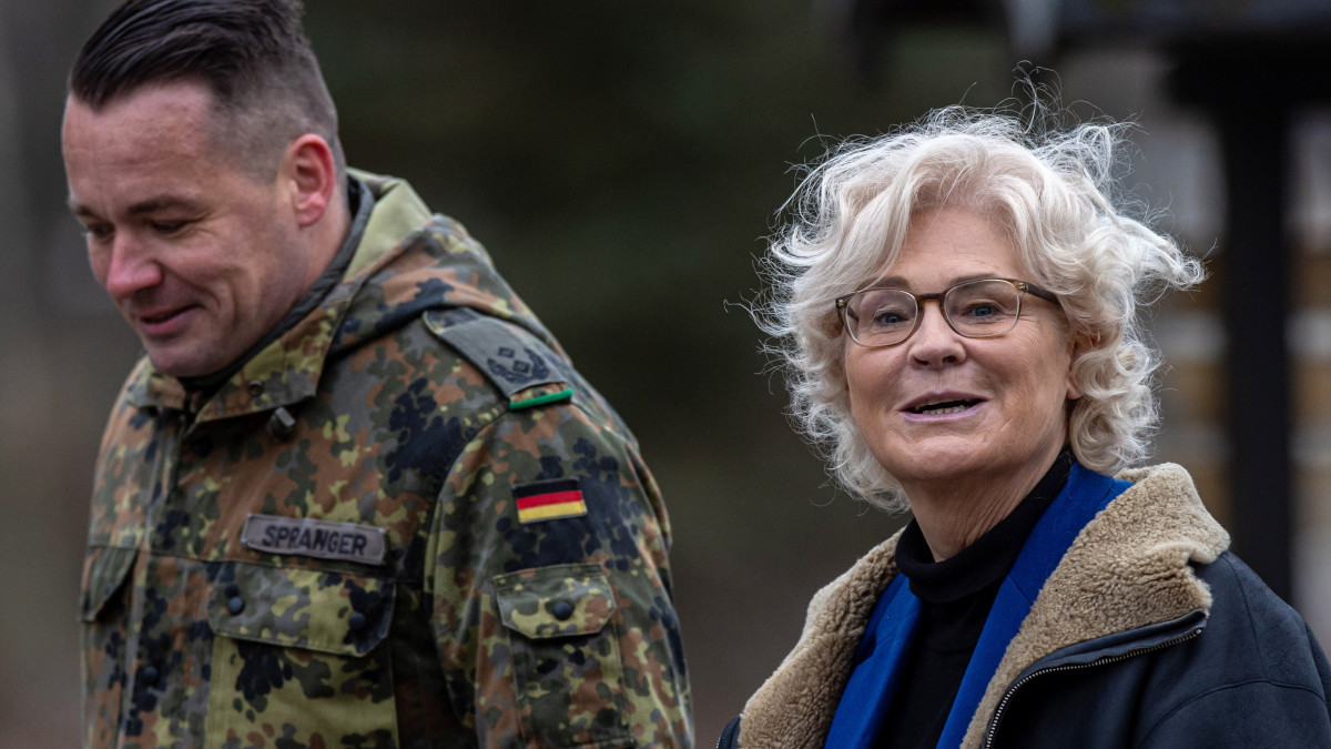 Christine Lambrecht német védelmi miniszter látogatást tesz a 371-es páncélozott gyalogzászlóaljnál a németországi Marienbergben 2023. január 12-én. A német hadsereg tájékoztatása szerint Németország negyven Marder típusú páncélozott harcjárművet szállít Ukrajnának az első negyedévben, hogy támogassák az ukrán csapatokat az orosz erőkkel szemben.