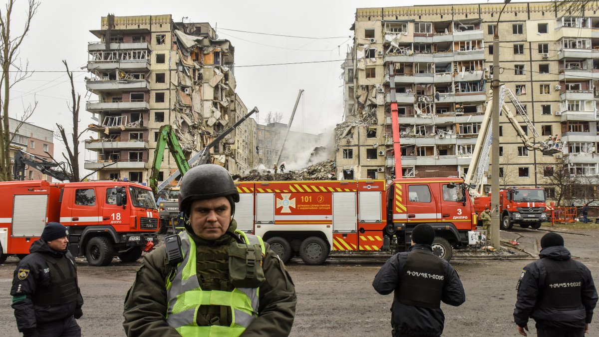 Nemzeti gárdista és rendőrök biztosítják a helyszínt 2023. január 15-én, miután az előző nap orosz rakétatalálat ért egy lakóházat az ukrajnai Dnyipróban. A támadás következtében legalább 23 ember életét vesztette.