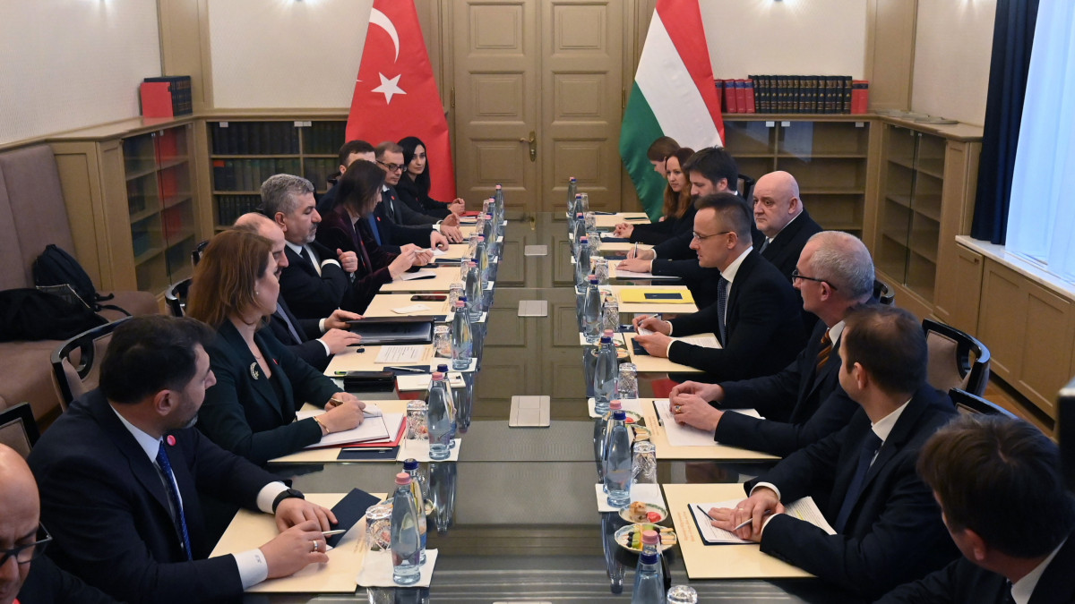 Szijjártó Péter külgazdasági és külügyminiszter (j4) és Mustafa Varank török ipari és technológiai miniszter (b4), a Magyar-Török Gazdasági Vegyes Bizottság társelnökei a bizottság 8. ülésén a Külgazdasági és Külügyminisztériumban 2023. január 16-án.