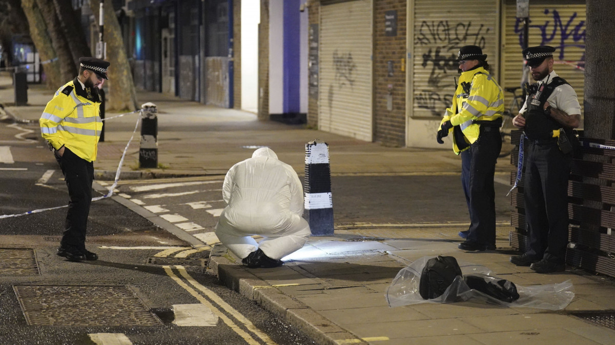 Helyszínelő rendőrök Londonban 2023. január 14-én, miután egy autóból járókelőkre lőttek a brit főváros Camden negyedében. Négy nő és két kislány megsebesült, az egyik gyermek életveszélyesen.
