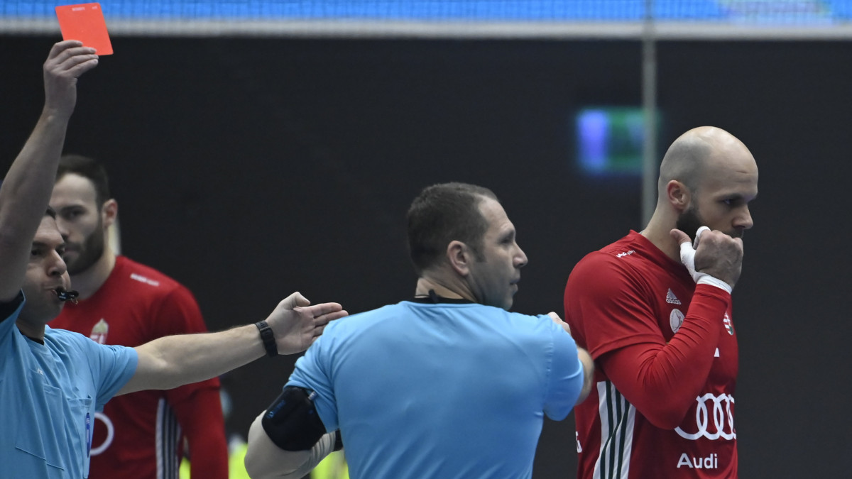 Sipos Adriánt kiállítják a férfi kézilabda olimpiai kvalifikációs világbajnokság harmadik fordulójában, a D csoportban játszott Magyarország-Portugália mérkőzés 48. másodpercében a svédországi Kristianstadban 2023. január 16-án.