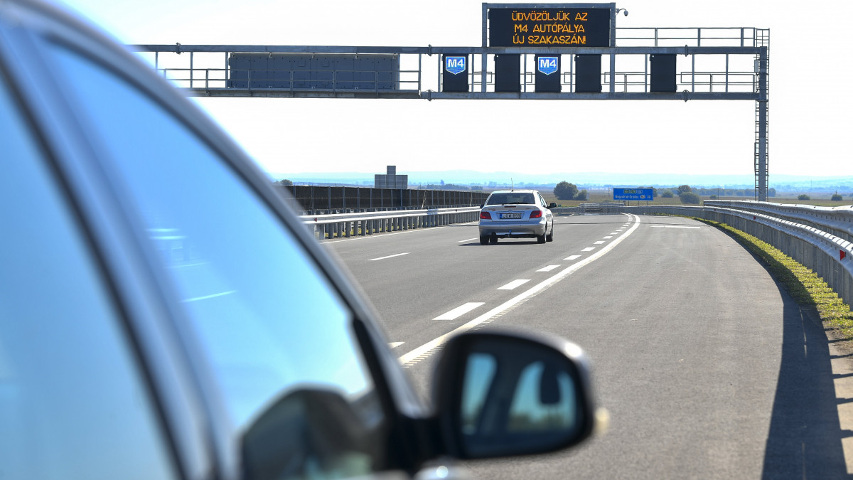 Az M4 autópálya Berettyóújfalu és Nagykereki közötti új szakasza Nagykereki határában az átadás napján, 2020. szeptember 4-én.