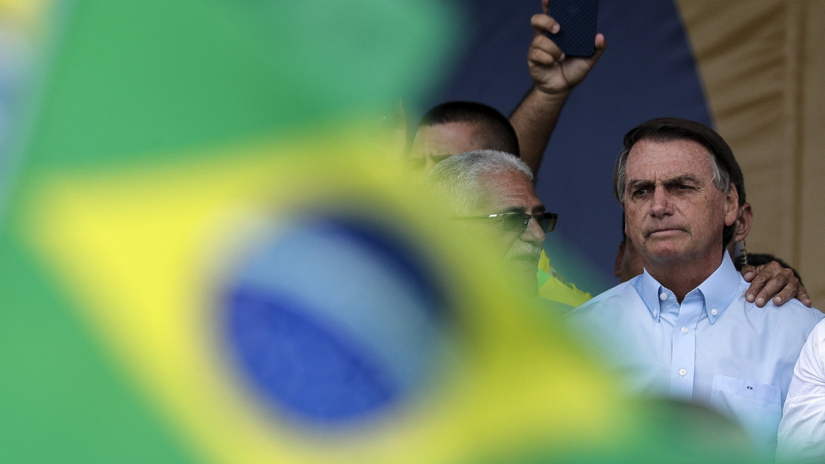 Jair Bolsonaro hivatalban lévő brazil elnök egy Sao Goncalói-i kampányrendezvényen 2022. október 18-án. A brazíliai elnök- és parlamenti választások október 2-i első fordulójában a baloldali Lula da Silva volt brazil elnök a voksok 47,99 százalékával győzött, Bolsonaro a szavazatok 43,57 százalékát szerezte meg. A második fordulót október 30-án tartják.