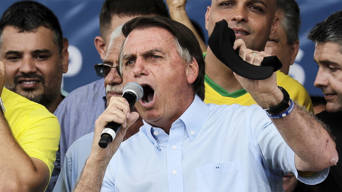 Jair Bolsonaro hivatalban lévő brazil elnök beszél támogatóihoz egy Sao Goncalói-i kampányrendezvényen 2022. október 18-án. A brazíliai elnök- és parlamenti választások október 2-i első fordulójában a baloldali Lula da Silva volt brazil elnök a voksok 47,99 százalékával győzött, Bolsonaro a szavazatok 43,57 százalékát szerezte meg. A második fordulót október 30-án tartják.
