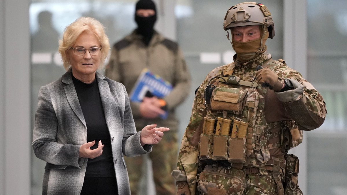 Christine Lambrecht védelmi miniszter a német hadsereg különleges alakulatának gyakorlatozását tekinti meg a bevetési egység parancsnokságán (KSK) a Baden-Württemberg tartományban fekvő Calwban 2022. október 24-én.
