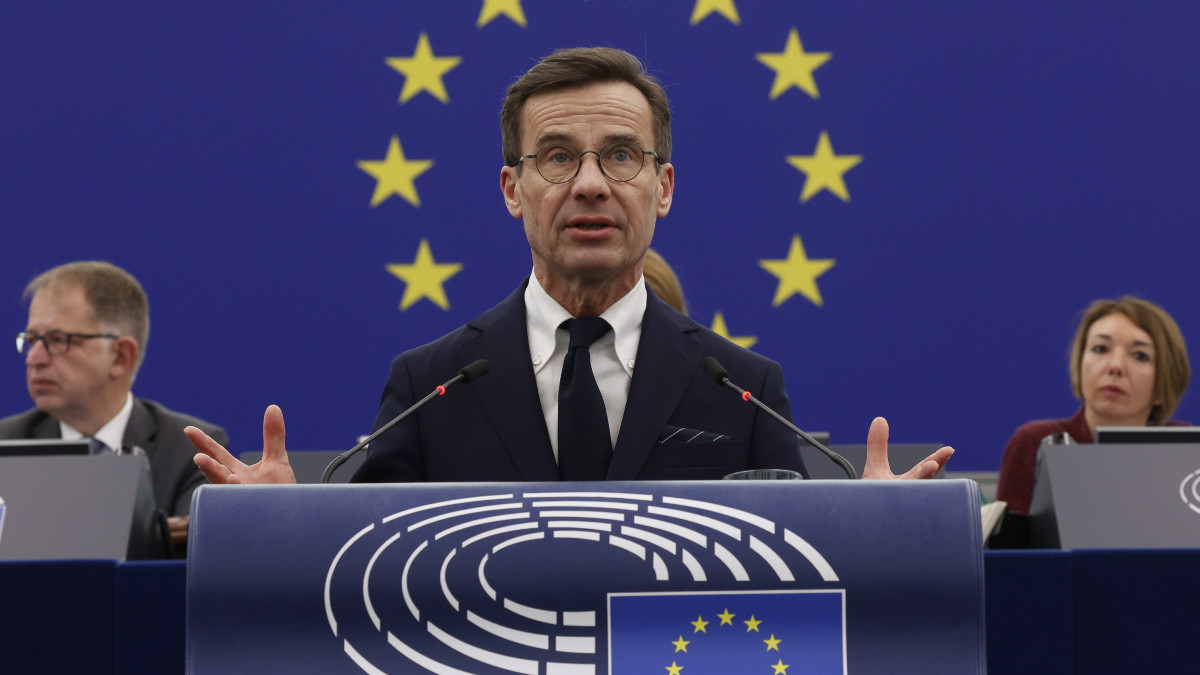 Ulf Kristersson, az Európai Unió soros elnöki tisztségét betöltő Svédország miniszterelnöke (k) felszólal az Európai Parlament plenáris ülésének megnyitóján Strasbourgban 2023. január 17-én. Svédország január elsején vette át hat hónapra az Európai Unió Tanácsának soros elnöki tisztségét Csehországtól.