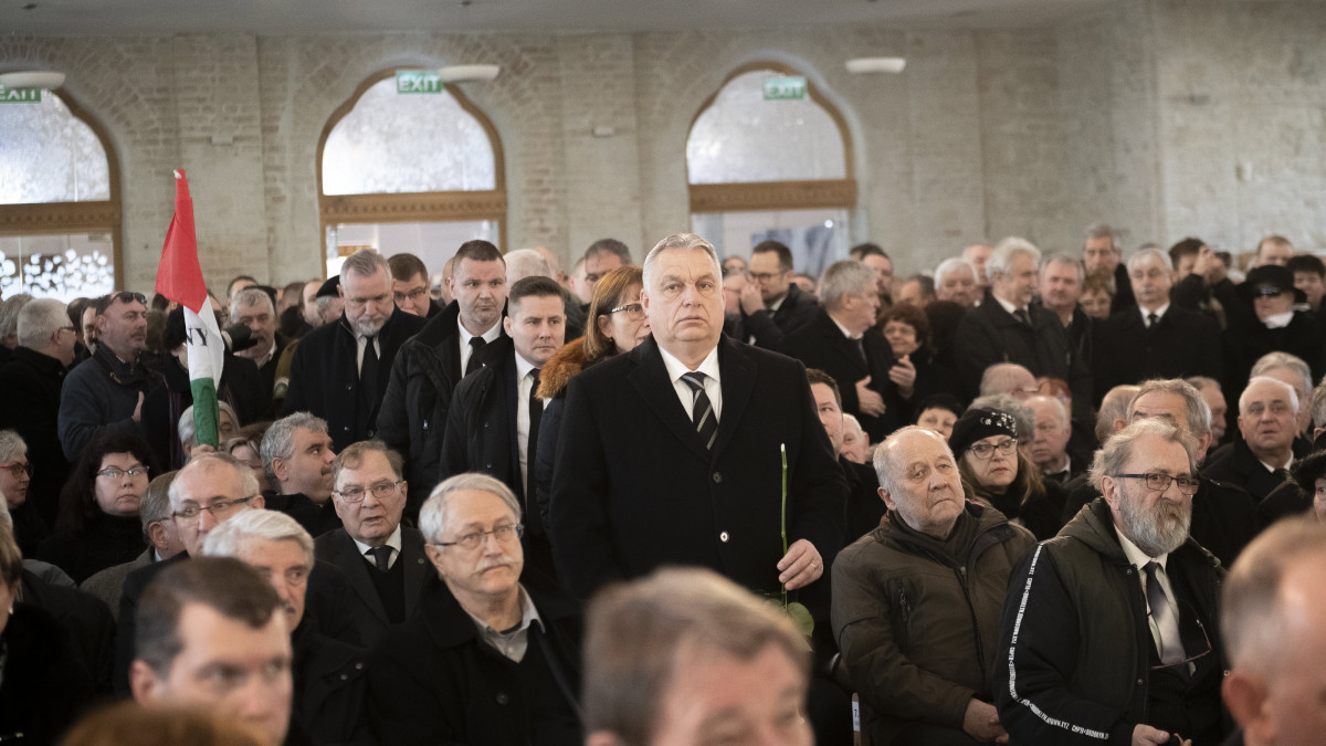 A Miniszterelnöki Sajtóiroda által közreadott képen Orbán Viktor miniszterelnök (k) és felesége, Lévai Anikó érkezik Duray Miklós felvidéki magyar politikus, író és egyetemi tanár gyászszertartására a losonci zsinagógában 2023. január 17-én.