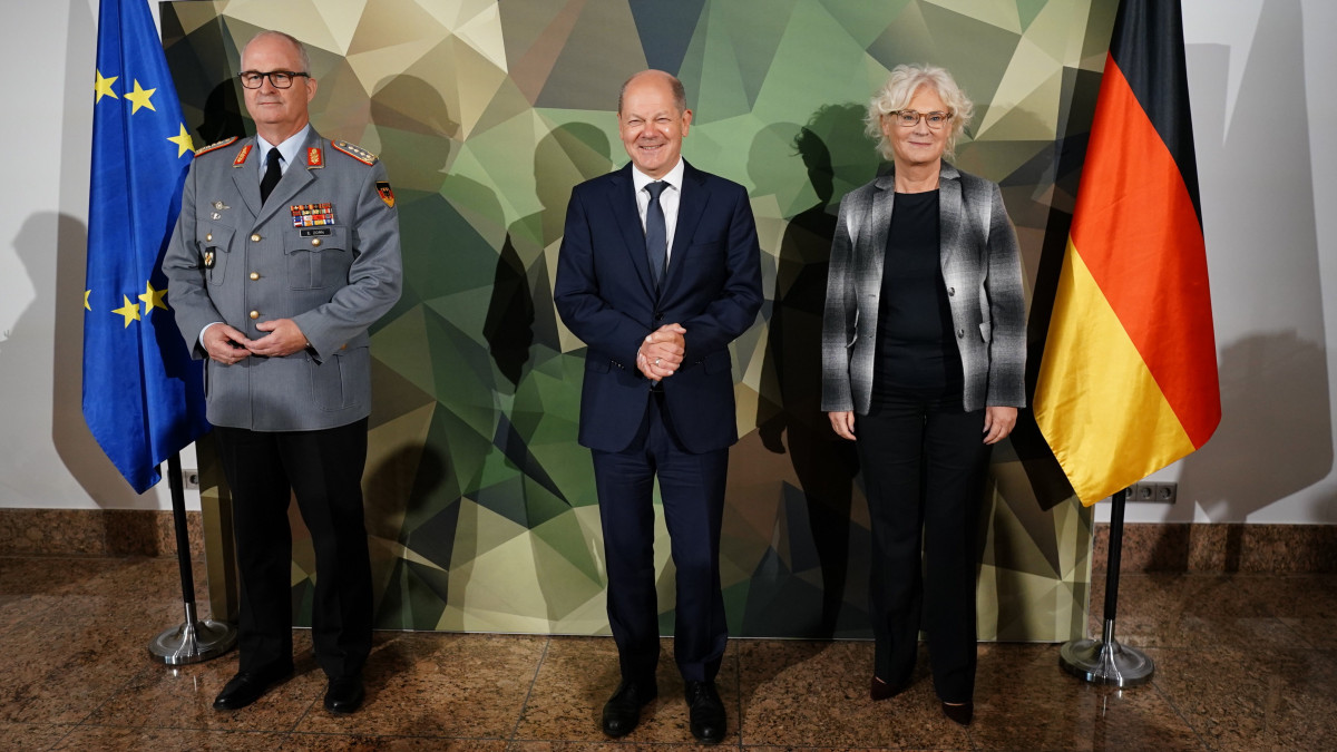 (B-j:) Eberhard Zorn német vezérkari főnök, a német haderő, a Bundeswehr főszemlélője, Olaf Scholz német kancellár és Christine Lambrecht német védelmi miniszter a Bundeswehr kétnapos berlini konferenciáján 2022. szeptember 16-án.