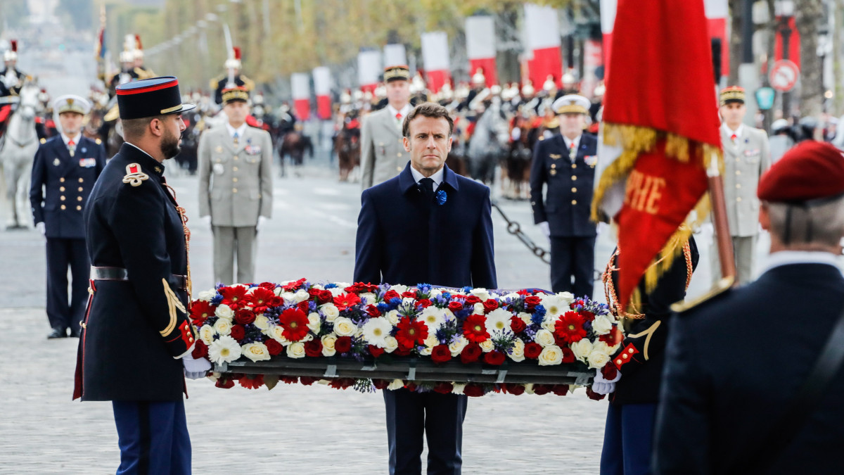 Emmanuel Macron francia elnök az első világháborút lezáró, compiegne-i fegyverszüneti egyezmény aláírásának évfordulója alkalmából rendezett ünnepségen az ismeretlen katona sírjánál Párizsban 2022. november 11-én. 1918-ban ezen a napon kötötték meg a fegyverszünetet az I. világháborúban részt vevő országok.