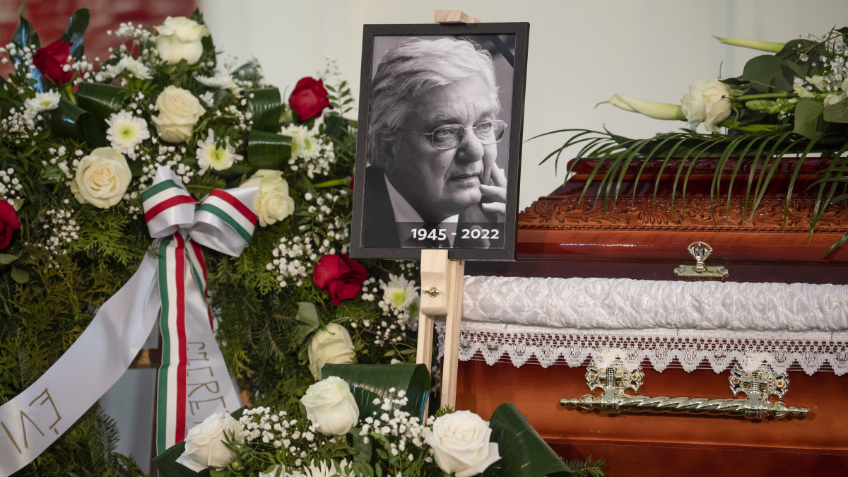 Duray Miklós felvidéki magyar politikus, író és egyetemi tanár ravatala a gyászszertartásán a közösségi célokra felújított losonci zsinagógában 2023. január 17-én.