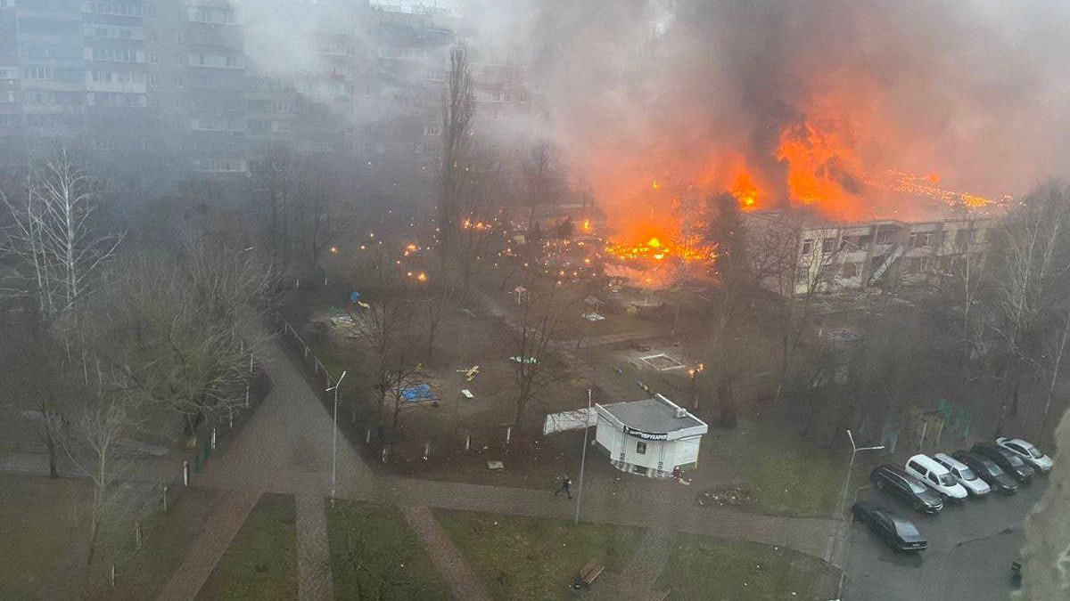 Lezuhant az ukrán belügyminiszter helikoptere. Forrás: Twitter/ Tony