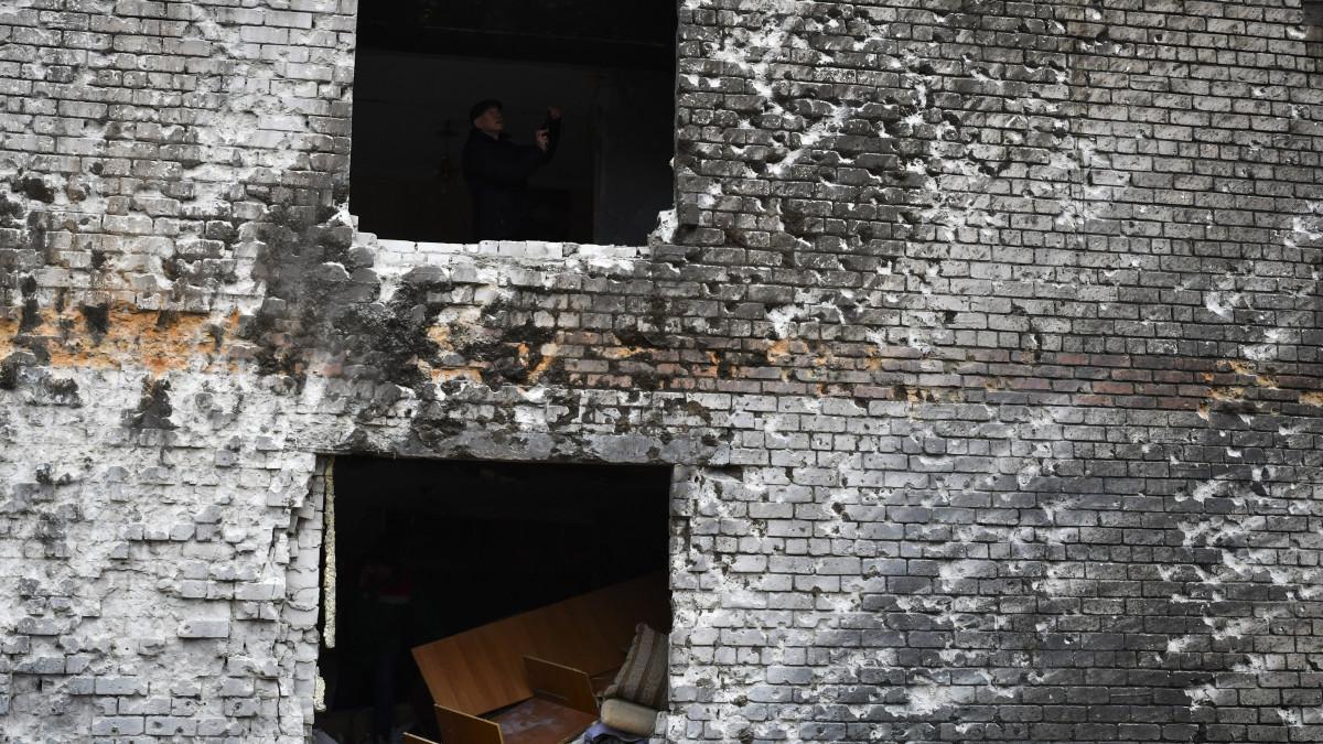 Egy éjszakai orosz rakétatámadásban megrongálódott lakóház a délkelet-ukrajnai Zaporizzsjában 2023. január 16-án.
