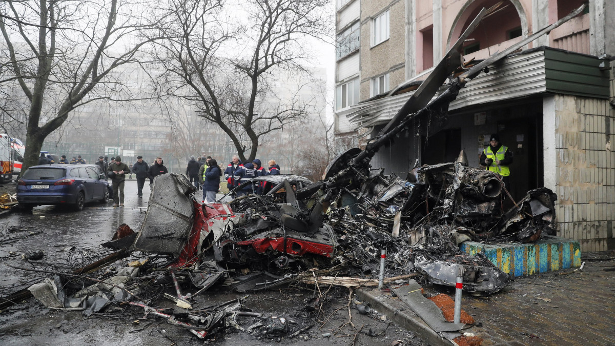 Helikopter roncsa a Kijev melletti Brovariban történt baleset helyszínén 2023. január 18-án. A baleset következtében Denisz Monasztirkszkij ukrán belügyminiszter, a helyettese, Jevhenyij Jenyin és Jurij Lubkovics államtitkár életét vesztette. Az ukrán országos rendőrfőnök tájékoztatása szerint a balesetnek összesen 18 halálos áldozata van, köztük három gyerek.