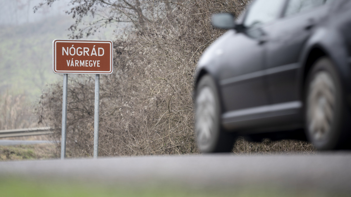 Nógrád vármegye határát jelző új közúti tábla a 23-as főúton Mátraterenye közelében 2023. január 2-án. Az Alaptörvény 11. módosítása értelmében 2023. január 1-jétől a megyék neve vármegyékre változott.