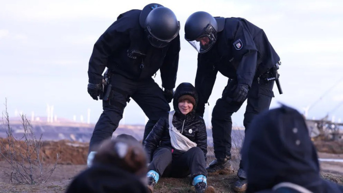 Asszisztáltak Greta Thunbergnek a rendőrök? – itt a hatóság válasza