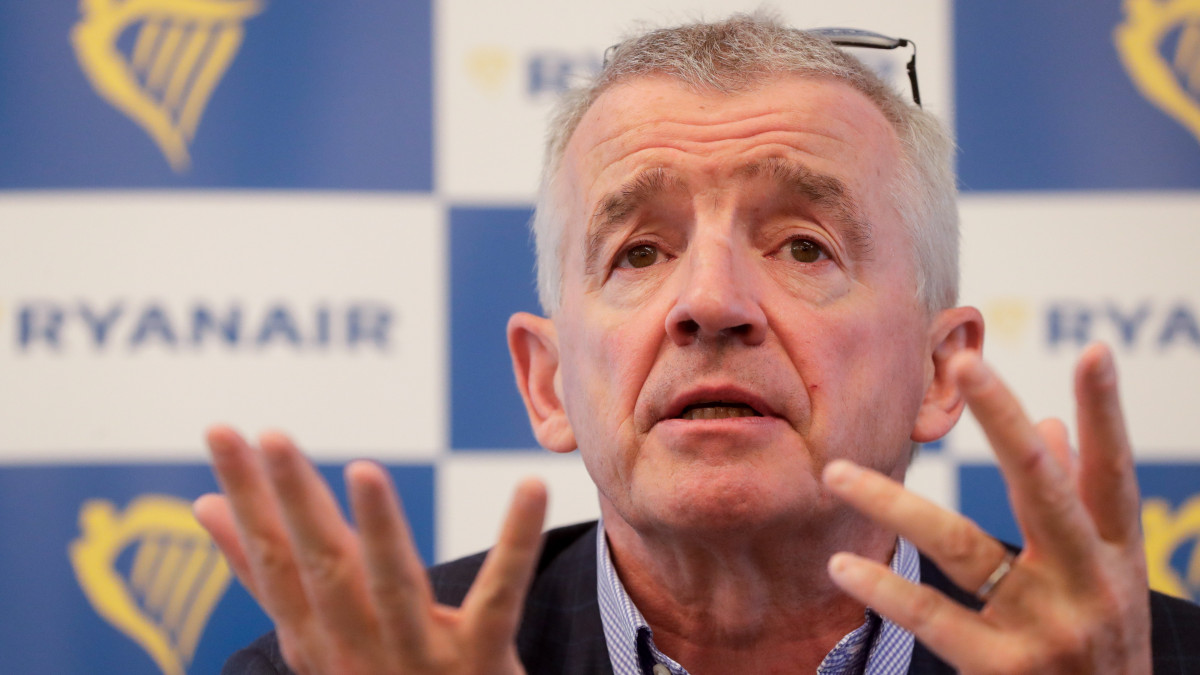 Michael OLeary, a Ryanair vezérigazgatója sajtótájékoztatót tart a légitársaság Belgiumból induló nyári járatairól Brüsszelben 2021. július 1-jén.