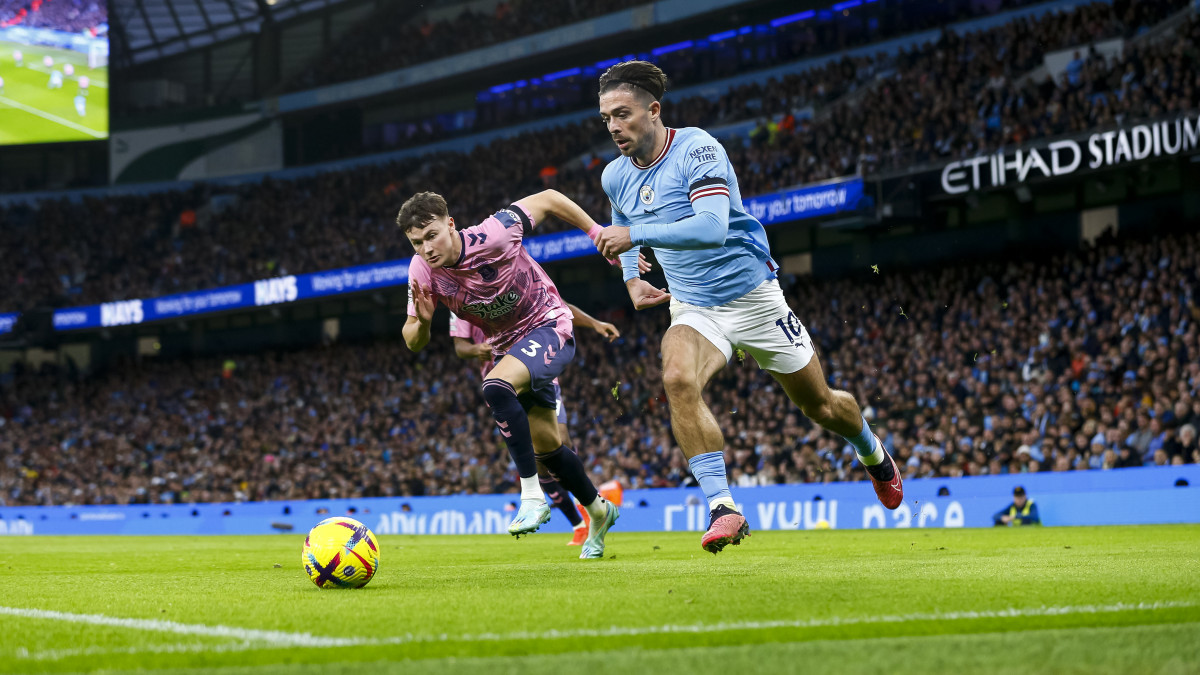 MANCHESTER, ENGLAND - DECEMBER 31: Nathan Patterson of Everton and Jack Grealish of Manchester City during the Premier League match between Manchester City and Everton FC at Etihad Stadium on December 31, 2022 in Manchester, United Kingdom. (Photo by Daniel Chesterton/Offside/Offside via Getty Images)