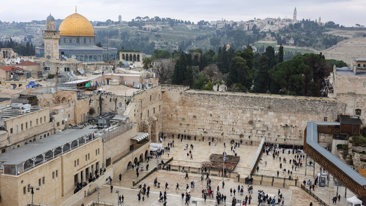 A Templom-hegy az aranykupolás Szikla-dómmal (Omar-mecset) és a Siratófal Jeruzsálem Óvárosában 2023. január 6-án. Az ENSZ Biztonsági Tanácsa rendkívüli ülést tartott, miután Itamár Bengvír, az ultranacionalista Zsidó Erő (Ocma Jehudit) pártot vezető izraeli nemzetbiztonsági miniszter január 3-án ellátogatott a Templom-hegyre.