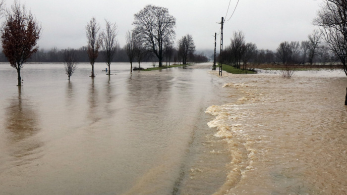 Heves esőből havas eső: egyre nagyobb a készültség, fotókon a magyar folyók áradása