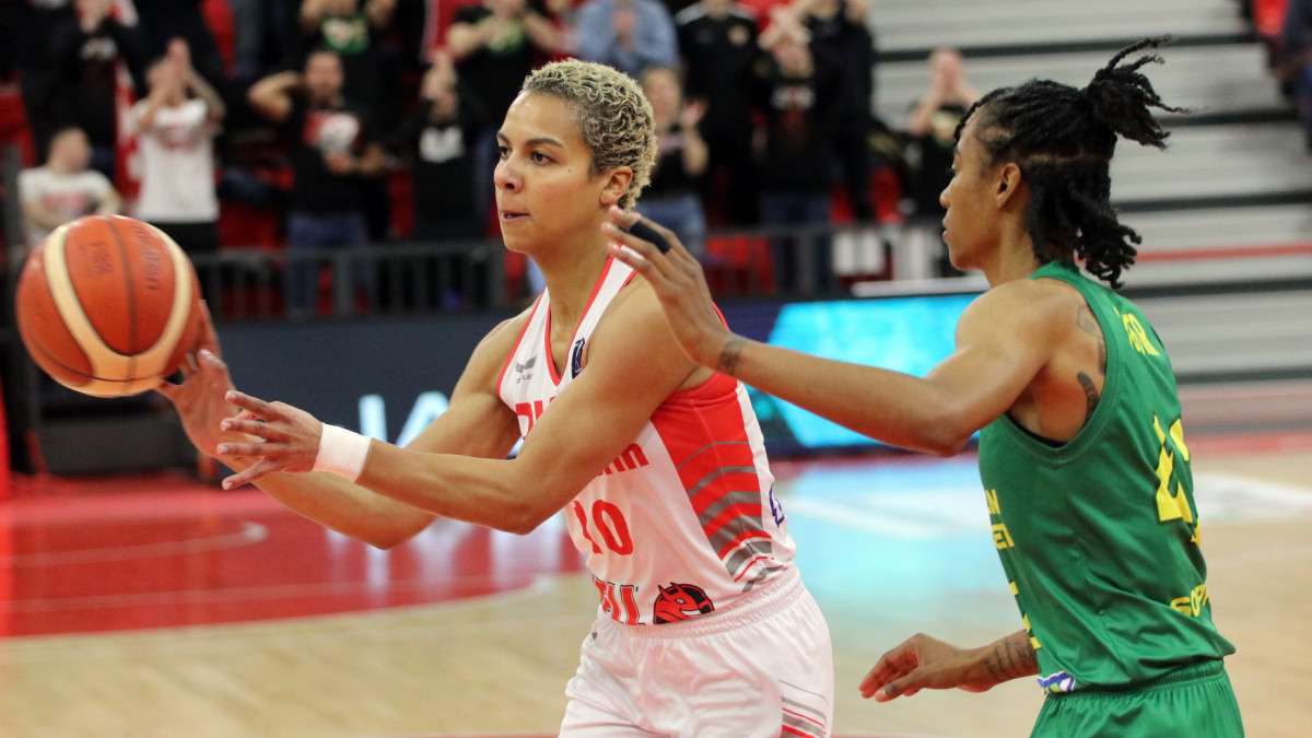 A diósgyőri Aho Nina (b) és a soproni Yvonne Turner a női kosárlabda Euroliga 10. fordulójában játszott DVTK HUN-Therm - Sopron Basket mérkőzésen a diósgyőri DVTK Arénában 2023. január 19-én.
