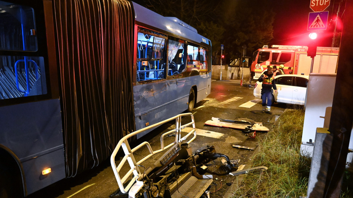 Összetört busz a főváros XVII. kerületében, a Ferihegyi út és a XVII. utca kereszteződésében 2023. január 19-én. A jármű összeütközött egy tűzoltóautóval, a balesetben senki sem sérült meg.