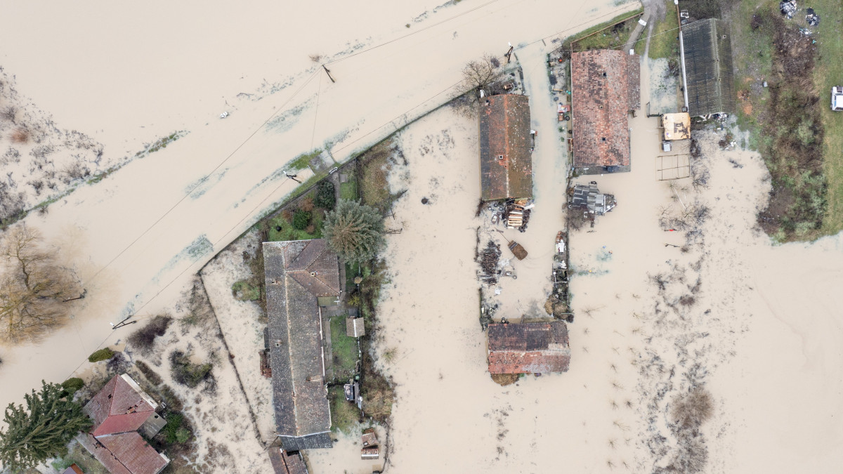 A drónnal készített felvételen a megáradt Ipoly által elárasztott terület Ipolytarnócon 2023. január 20-án. A folyó vízszintemelkedése miatt harmadfokú árvízvédelmi készültséget rendeltek el a településen.