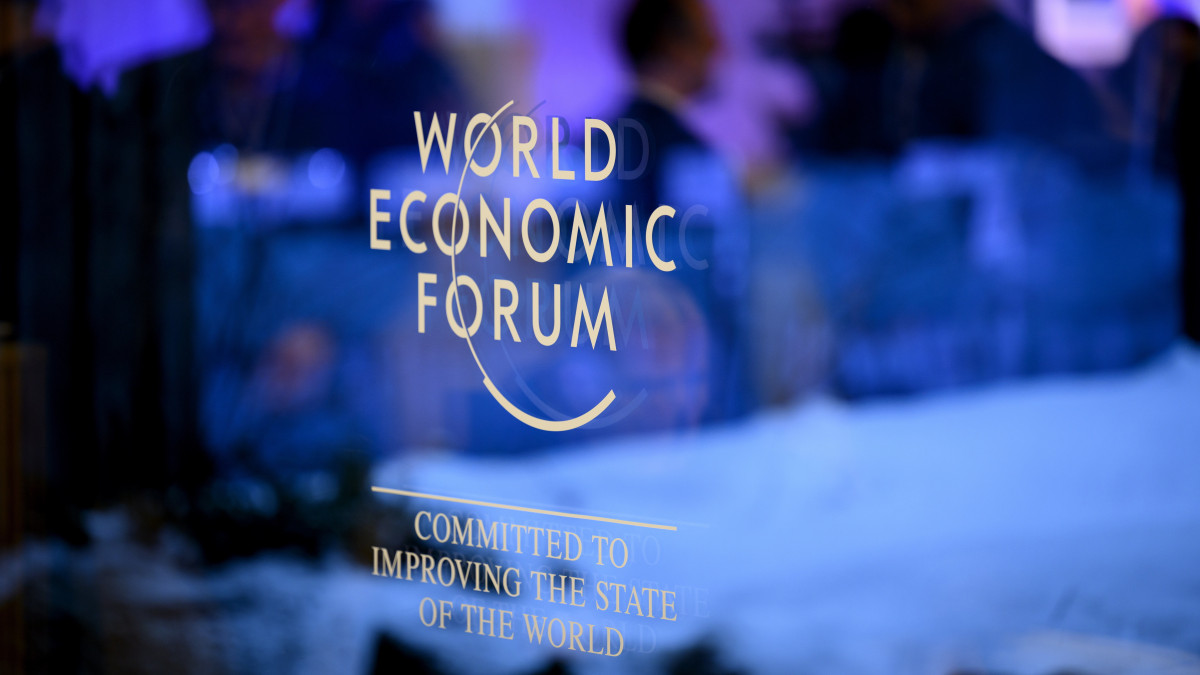 A Világgazdasági Fórum emblémája az eseménynek otthont adó davosi kongresszusi központ egyik ablakán a Világgazdasági Fórum 53. találkozója alatt, 2023. január 16-án.