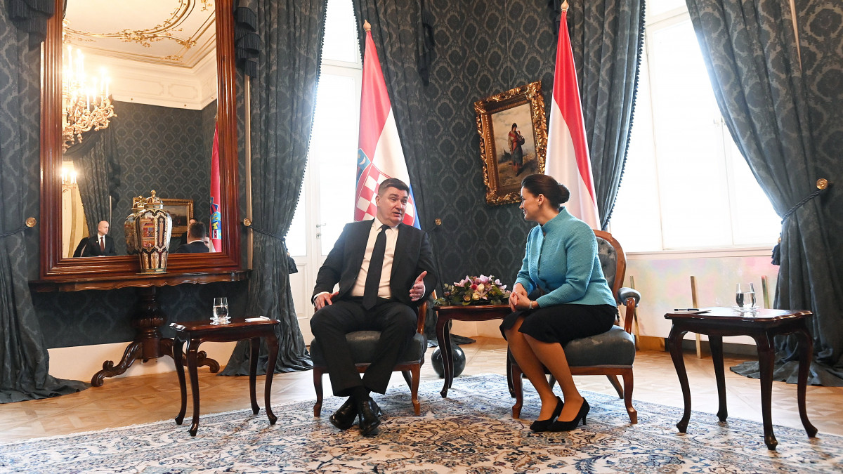 Novák Katalin köztársasági elnök és Zoran Milanovic horvát államfő négyszemközti megbeszélése a Sándor-palotában 2023. január 20-án.